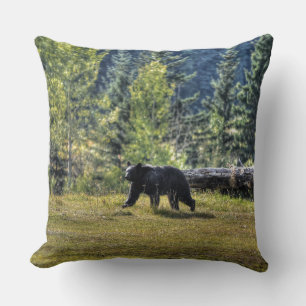 Coussin Ours Noir Traversant Un Pâturage De Ranch