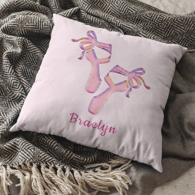 Coussin Pantoufles de ballerine roses Élégance de la danse (Modern Pink Ballerina Dance Shoes Throw Pillow)