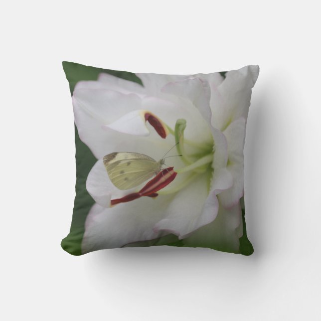 Coussin Papillon blanc chou sur Lily Flower Photo (Recto)