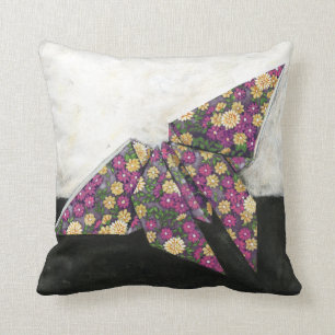 Coussin Papillon d'origami sur le papier floral