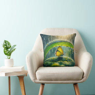 Coussin Papillon jaune dans une douche à pluie