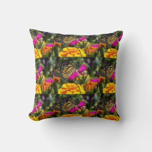 Coussin Papillon Monarque sur Marigold rose