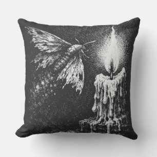 Coussin Papillon vers la Flamme — par BurnsInHell