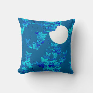 Coussin Papillons contre ciel bleu nuit, paysage lunaire