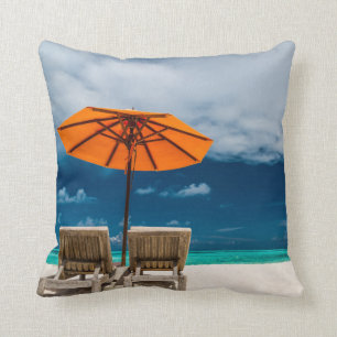 Coussin Parapluie de Sun sur la plage sablonneuse