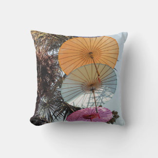 Coussin Parapluie rouge sur arbre vert