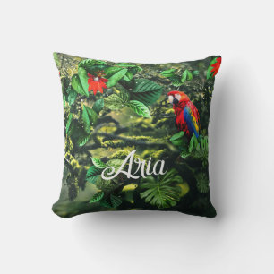Coussin Parrot écarlate macaw dans la jungle avec des fleu