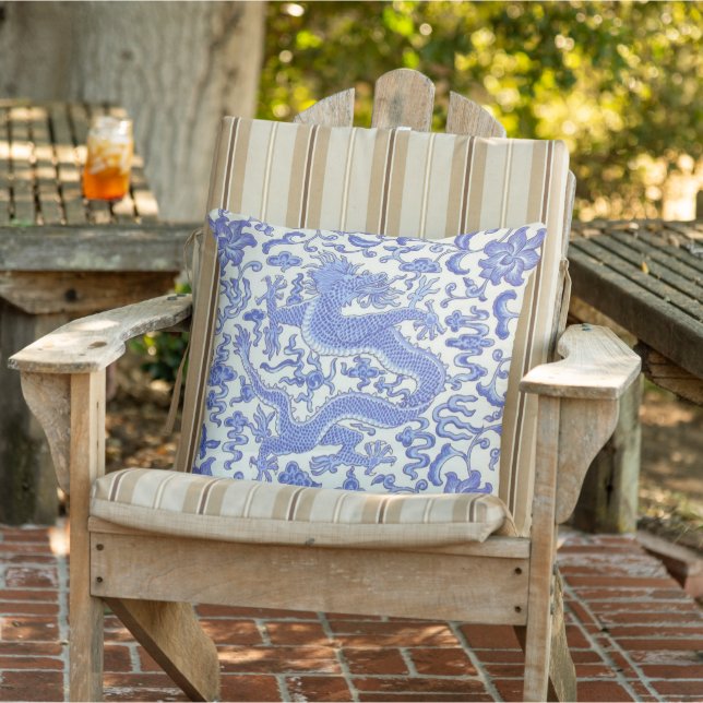 Coussin Patio floral de dragon chinois bleu et blanc (Chaise)