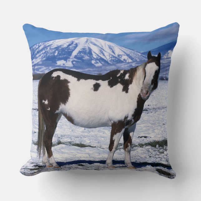 Coussin Peignez le cheval se tenant dans la neige (Recto)