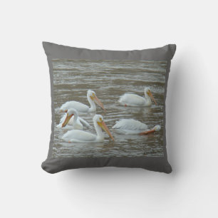 Coussin Pélicans blancs B16 sur une rivière boueuse