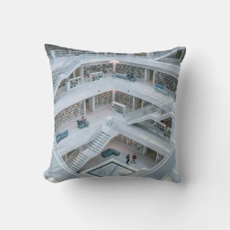 COUSSIN PERSONNES MARCHANT À L'INTÉRIEUR DE LA BIBLIOTHÈQU