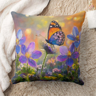 Coussin Petit papillon sur des fleurs sauvages au lever du