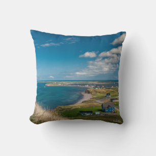 Coussin petit village sur le bord de la mer throw pillow