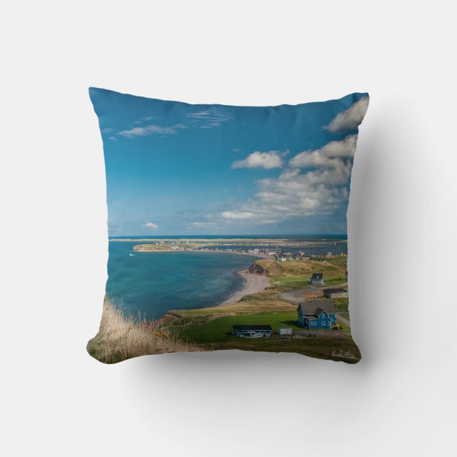 Coussin petit village sur le bord de la mer throw pillow (Front)