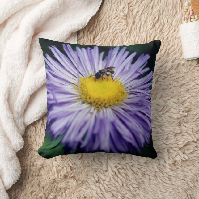 Coussin Petite Abeille Sur Fleur Aster Violet (Couverture)