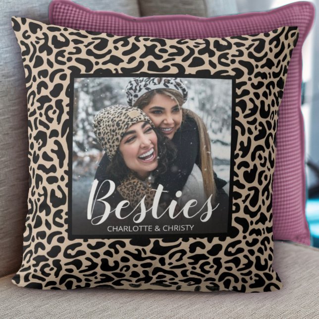 Coussin Photo Empreinte de léopard des meilleurs amis mode (A cute besties pillow with a leopard print background. Personalize it with your photo and names.)