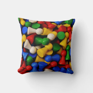 Coussin Pile colorée de pièces de jeu en bois