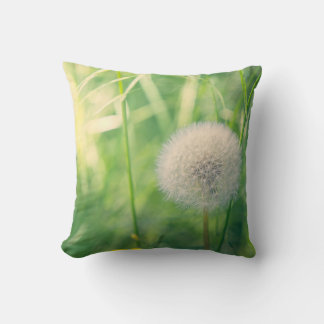 Coussin Pissenlit dans la verdure avec une douce lumière e