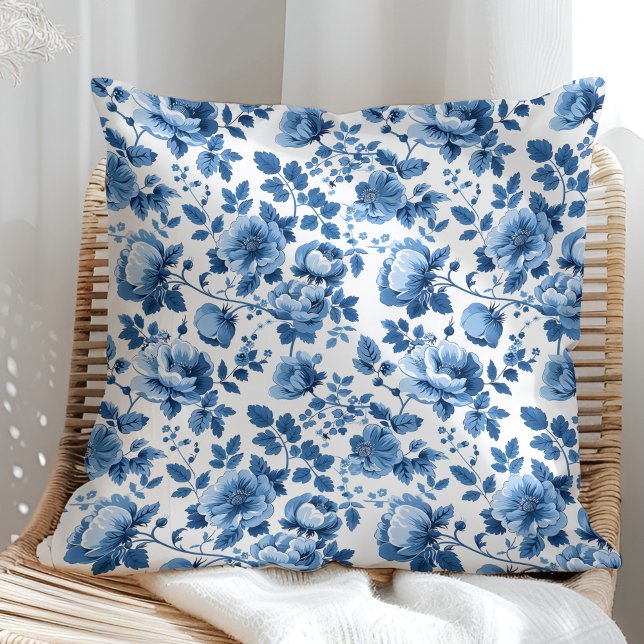 Coussin Plan floral bleu et blanc de la Marine (Navy Blue and White Cottage Floral Pattern Throw Pillow in a sunny rattan armchair.)
