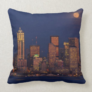 Coussin Pleine lune se levant au-dessus de l'horizon du