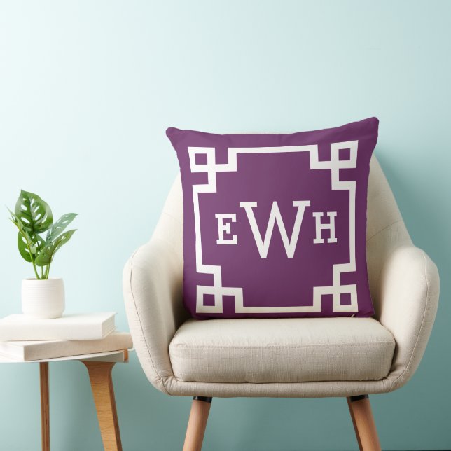 Coussin Plum Purple Clé grecque Personnalisé Monogramme In (Chaise)