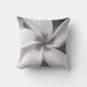 Coussin Plumeria - Portrait Macro Noir et Blanc