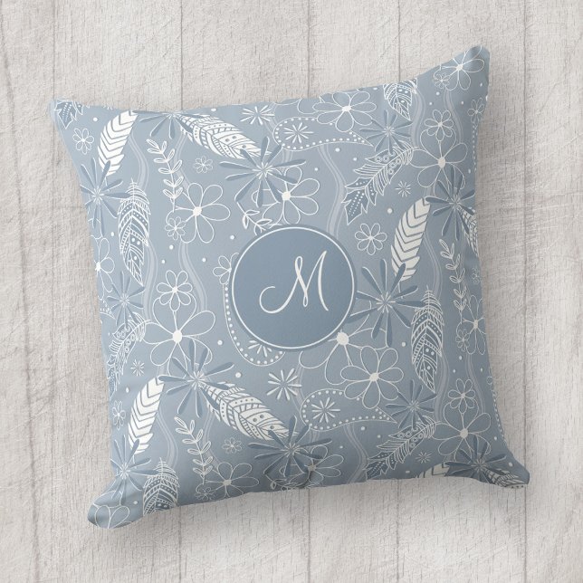 Coussin plumes de chou bleu poussiéreux fleurs cachemire m (Boho doodle pattern on dusty blue pillow with custom monogram)