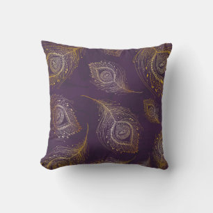 Coussin Plumes de paon or, arrière - plan violet.