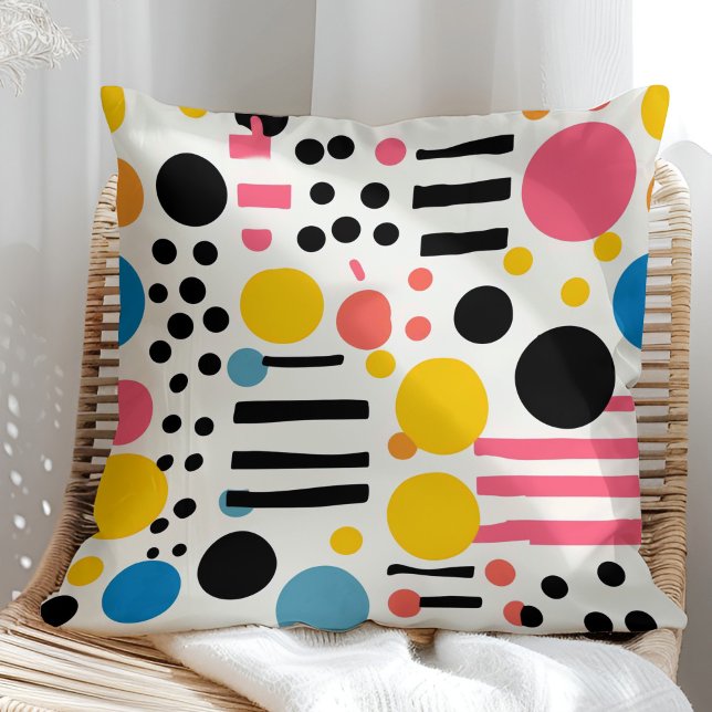 Coussin Points et lignes colorés rétro (Retro Eclectic Colorful Dots and Lines Throw Pillow in a sunny rattan armchair)