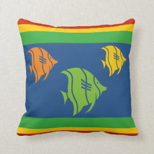 Coussin poisson bleu, orange, jaune et vert sur le blanc