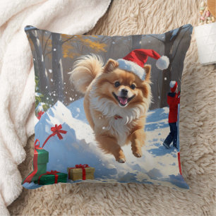 Coussin Pomeranian courant dans la neige avec un chapeau d