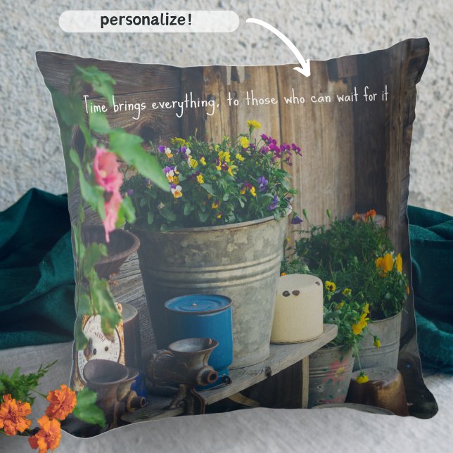 Coussin Porche de la maison de campagne ornée de panneaux  (Créateur téléchargé)
