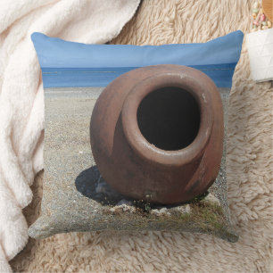 Coussin Pot grec traditionnel en terre cuite sur la plage