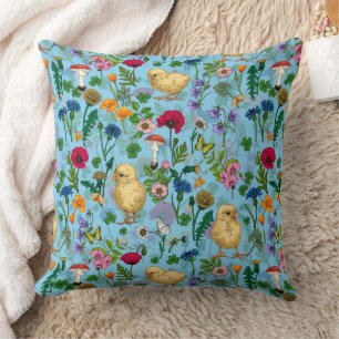 Coussin Poulets et fleurs sauvages sur le bleu bébé