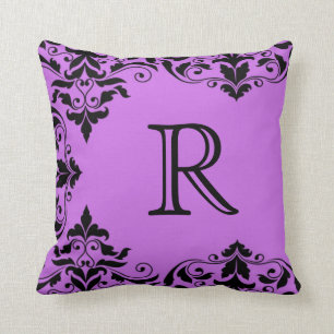 Coussin pourpre et noir de damassé de monogramme