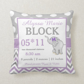 Coussin pourpre gris de faire-part de bébé