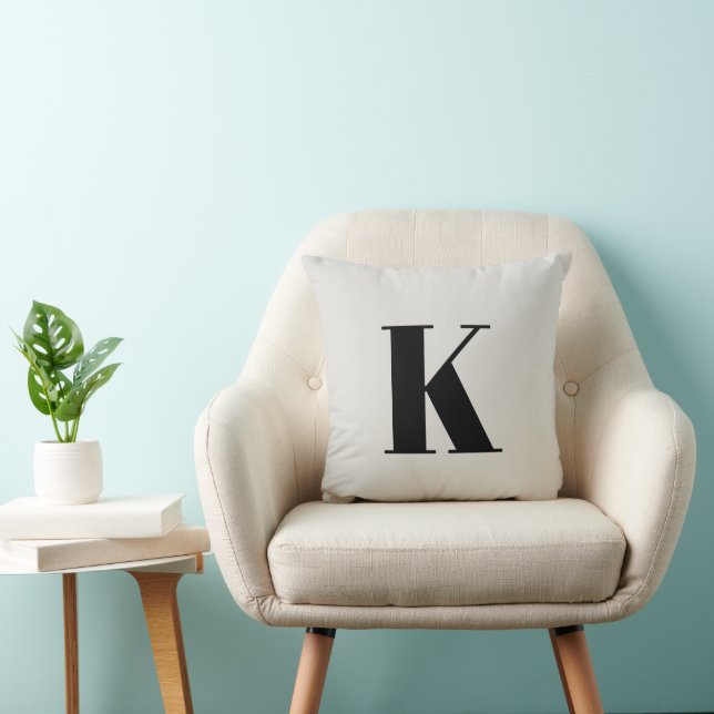 Coussin Première lettre | Monogram Modern Stylish Trendy (Chaise)