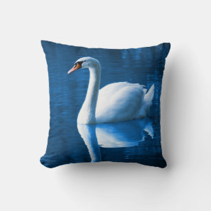 Coussin Pretty white swan floating on blue lake