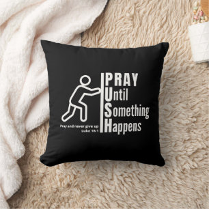 Coussin PRIEZ JUSQU'À CE QU'IL ARRIVE QUELQUE CHOSE Pousse