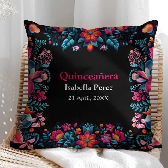 Coussin Quinceanera noire mexicaine Fiesta Anniversaire (Floral Quinceanera Black Mexican Fiesta Birthday Throw Pillow on a sunny rattan chair.)