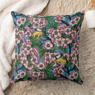 Coussin Rameaux bleus dans le cerisier en fleurs sur le bl