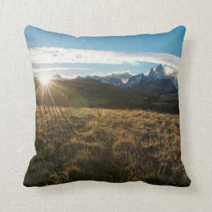 Coussin Randonneur regardant des montagnes de Fitz Roy,