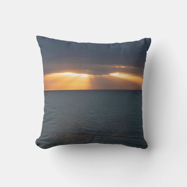 Coussin Rayons de soleil dorés sur l'océan avec des reflet (Recto)