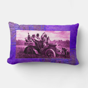 COUSSIN RECTANGLE APACHES ET GERONIMO CONDUISANT UNE VOITURE À MOTEU