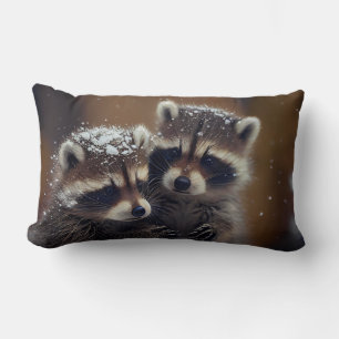 Coussin Rectangle Bébé Raccoons se blottit dans la neige tombante