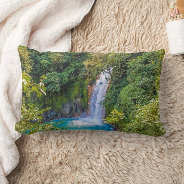 Coussin Rectangle Belle Cascade bleue relaxante unique dans la jungl (Couverture)