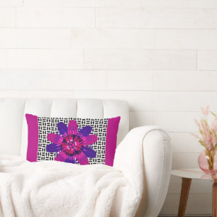 Coussin Rectangle Blossom en rose et violet sur noir et blanc
