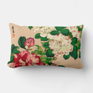 Coussin Rectangle Camellias japonais vintage. Rose profond sur le be