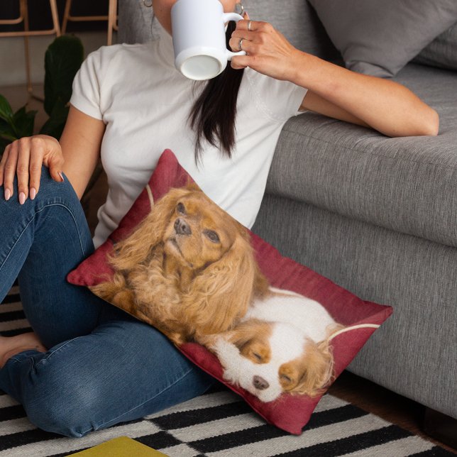 Coussin Rectangle Cavaliers King Charles fatigués traversent l'oreil (Cozy up with Horatio and Princess Fiona on this charming lumbar pillow.)