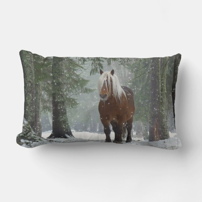 Coussin Rectangle Cheval Brown dans une forêt d'hiver avec chute de  (Recto)